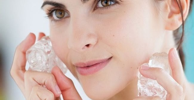 chườm đá lạnh trị mụn